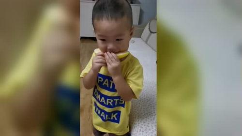 宝贝吃蜜瓜了,首次品尝蜜瓜的欢乐时光